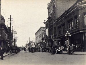 Crowds gather to read the war news, Victoria 1914